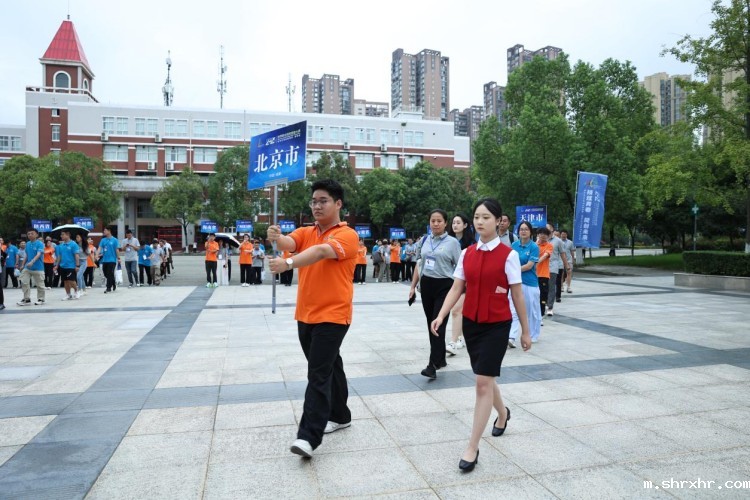 参赛代表队入场。主办方供图